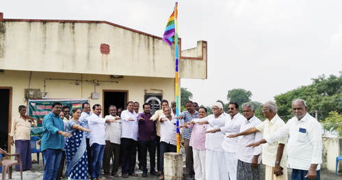 సహకార సంఘం జెండాను ఎగురవేసి ప్రమాణం చేస్తున్న ఉద్యోగులు రైతులు