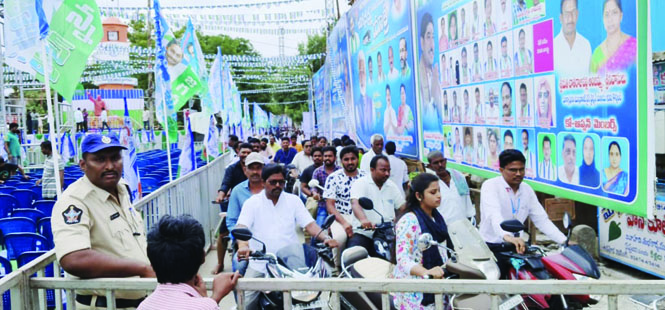 ఆంక్షలు విధించడంతో ట్రాఫిక్‌ ఏర్పడిన దృశ్యం