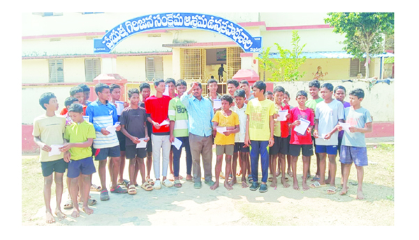 దీక్షలకు మద్దతుగా విద్యార్థుల ఆందోళన