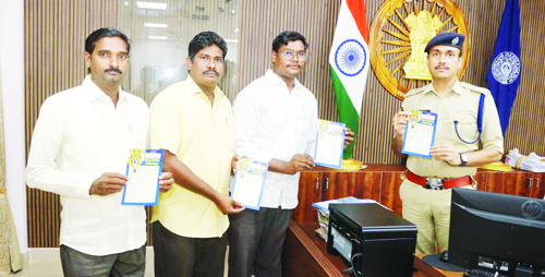 బాల్య వివాహాల నిర్మూలన కరపత్రాన్ని ఆవిష్కరిస్తున్న ఎస్పి  జిందాల్