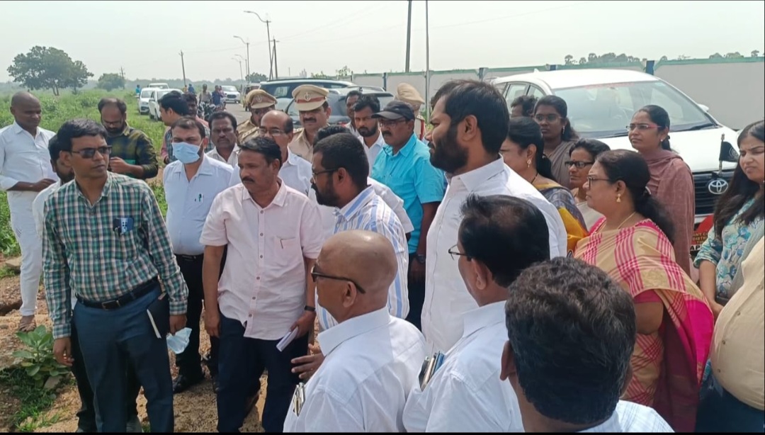 జేసీ బాలాజీతో కలిసి సిఎం సభాస్థలిని పరిశీలిస్తున్న అధికార యంత్రాంగం 