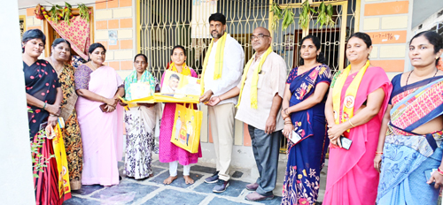 మహిళలకు చీరలు అందిస్తున్న నరేంద్ర వర్మ