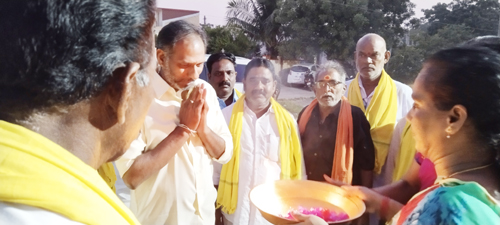 శాసనసభ్యుడు గొట్టిపాటి రవికుమార్ కు హారతి ఇస్తున్న మహిళలు