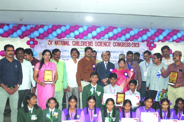 విద్యార్థుల ఆలోచనలకు పదును పెట్టాలి