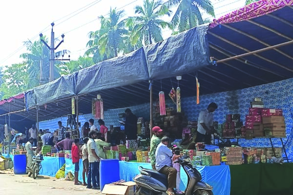 పేలుతున్న టపాసుల ధరలు