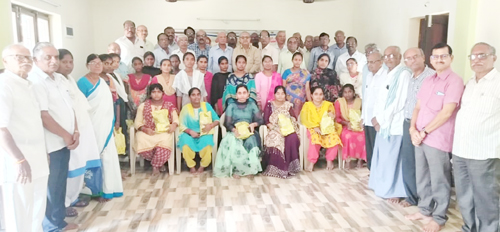 పేద గర్భిణీ స్త్రీలకు పౌష్టికాహారం పంపిణీ