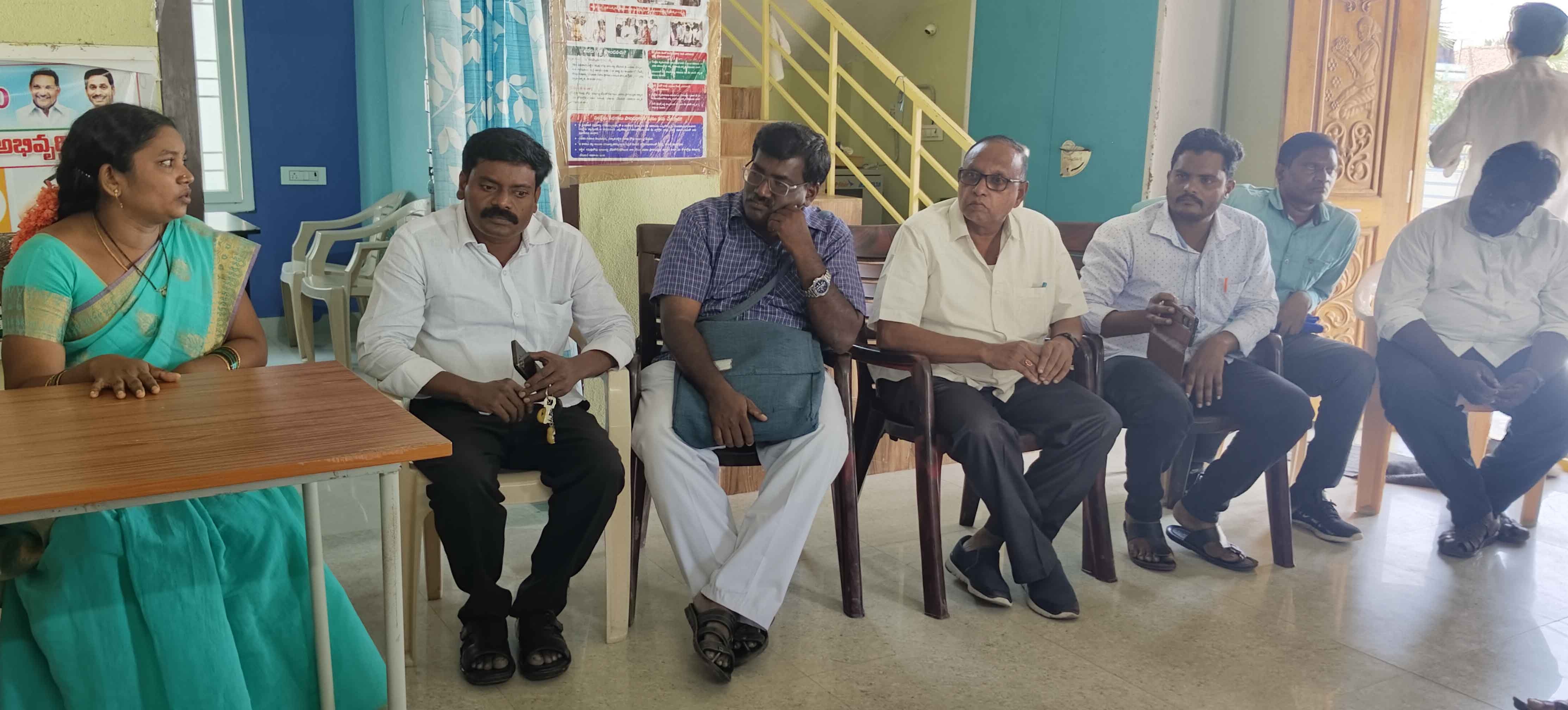 సర్పంచి వేణుకకు న్యాయం చేయాలి