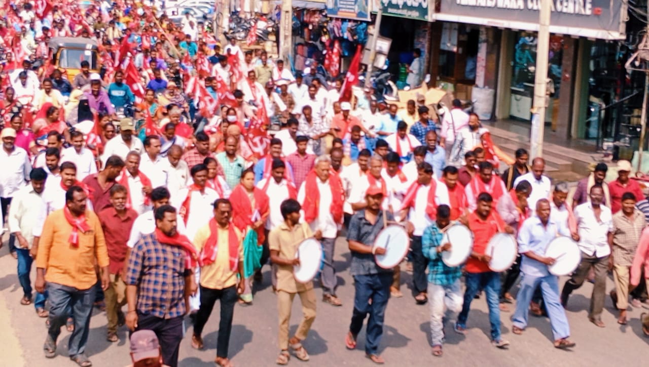 సమస్యలు వింటూ... భరోసానిస్తూ..!