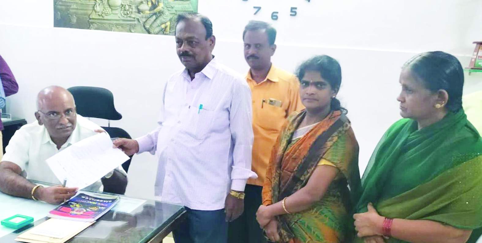 కమిషనర్‌కు వినతిపత్రం ఇస్తున్న నాయకులు