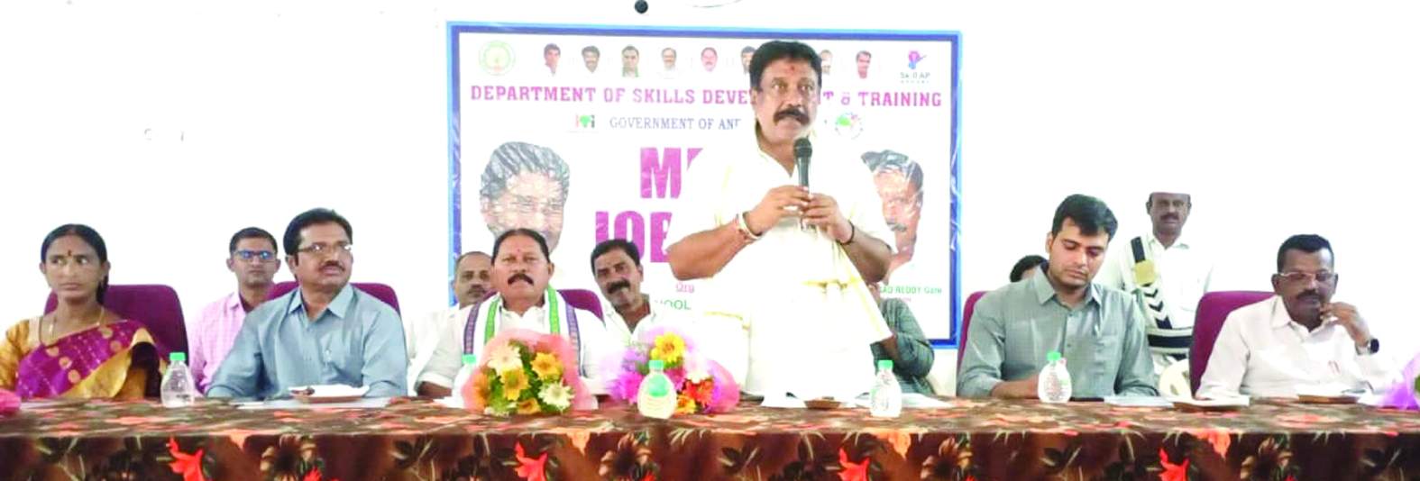 కార్యక్రమంలో మాట్లాడుతున్న ఎమ్మెల్యే సాయిప్రసాద్‌ రెడ్డి