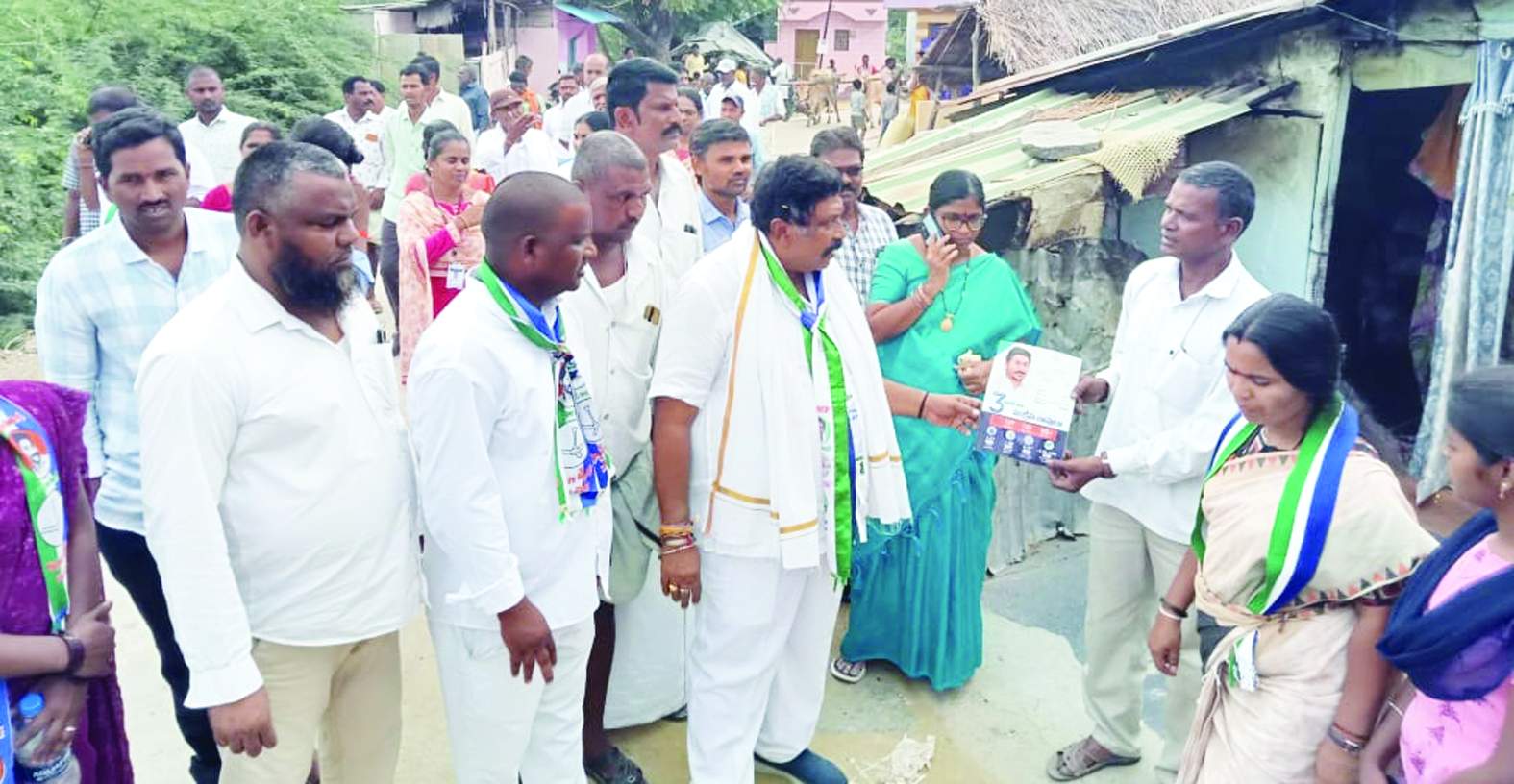 సంక్షేమ పథకాలపై వివరిస్తున్న ఎమ్మెల్యే