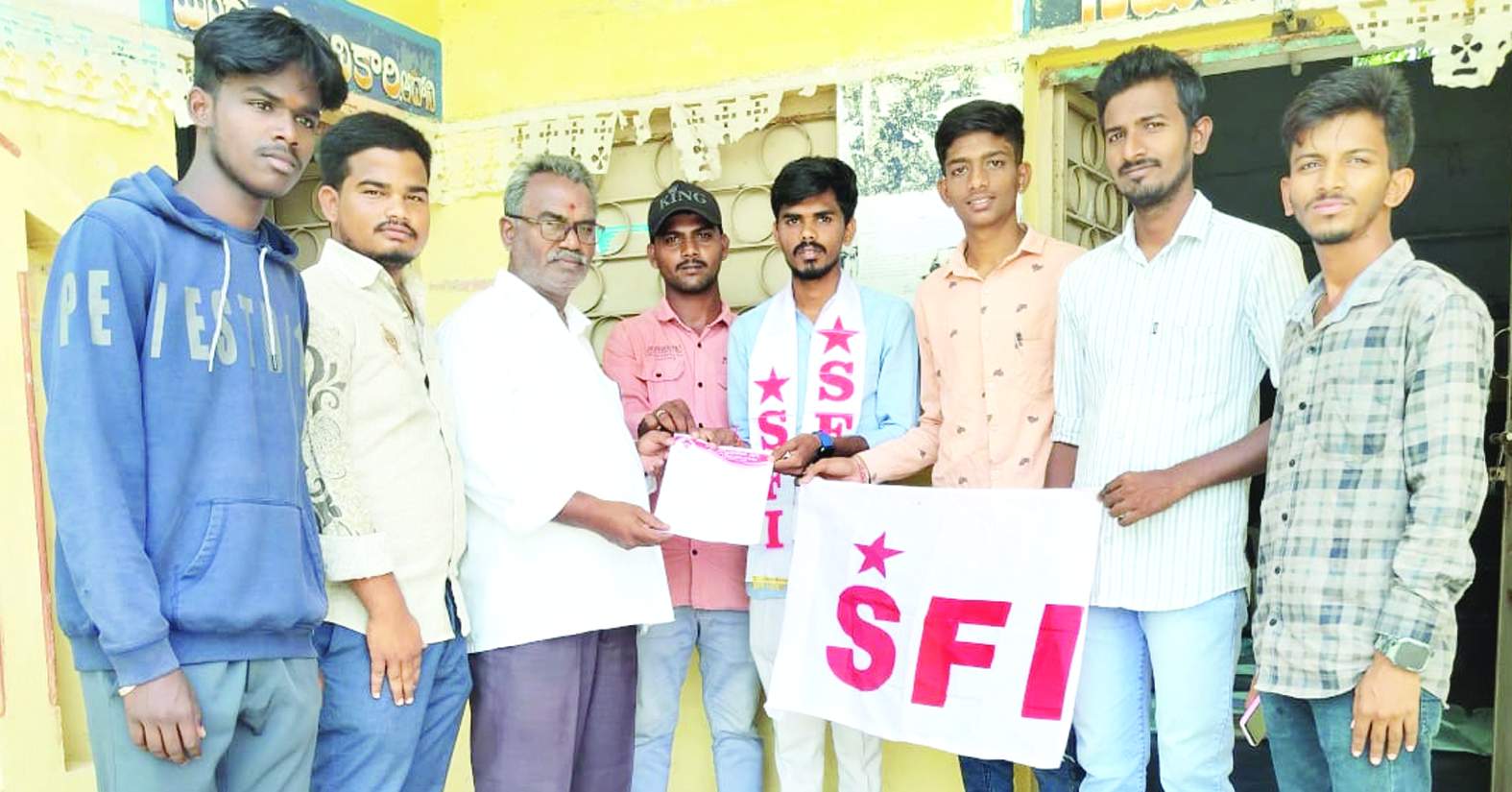 ఎంఇకు వినతిపత్రం ఇస్తున్న నాయకులు