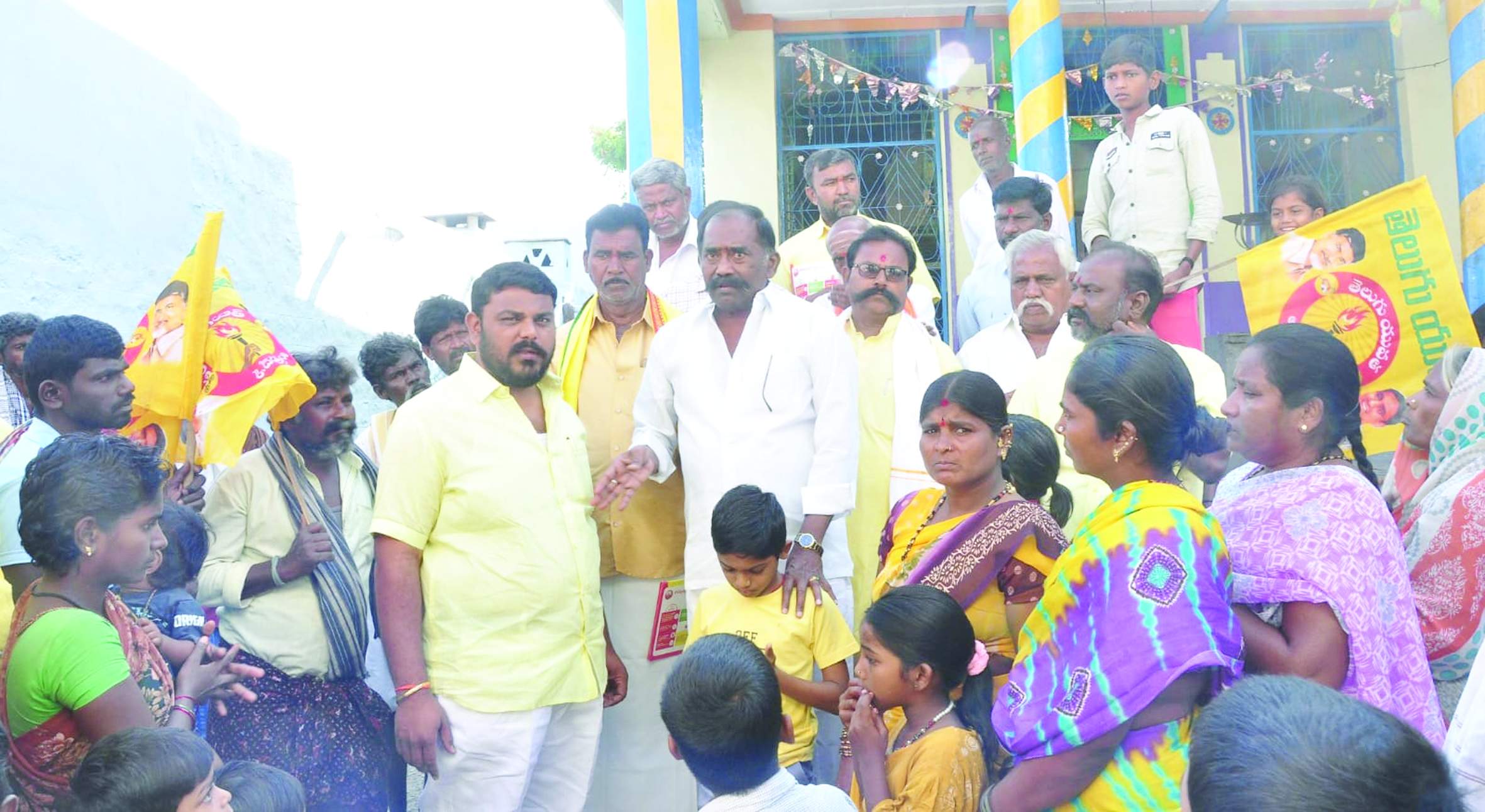 సమస్యలు తెలుసుకుంటున్న మీనాక్షి నాయుడు