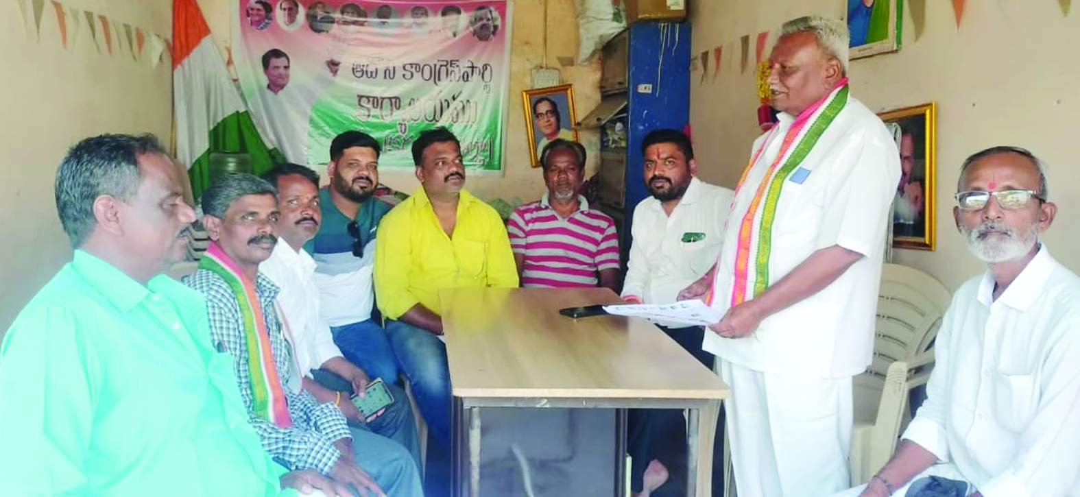 మాట్లాడుతున్న కాంగ్రెస్‌ నాయకులు