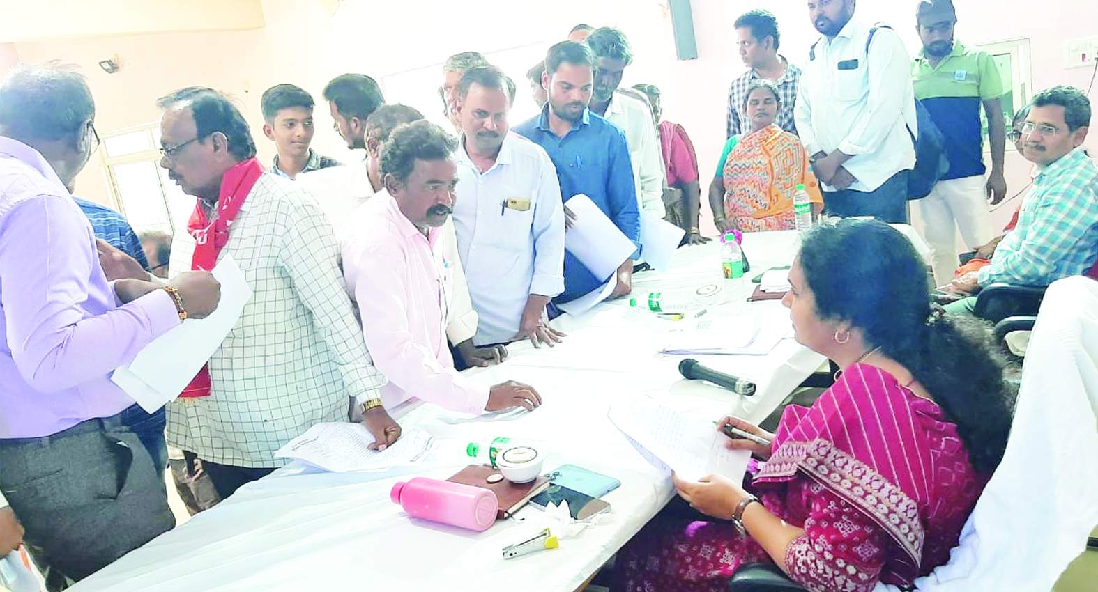 వినతిపత్రం ఇస్తున్న సిపిఎం నాయకులు