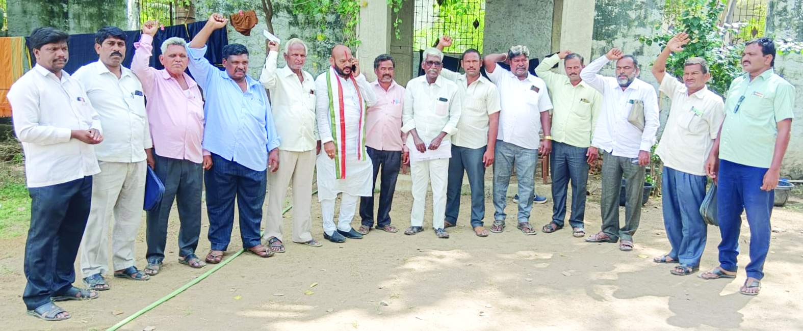 సంఘీభావం తెలుపుతున్న నాయకులు