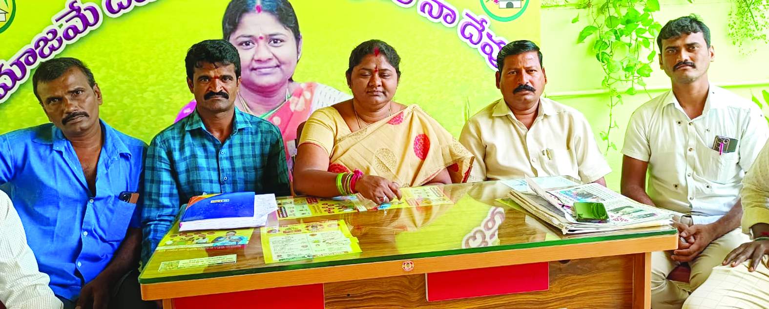 మాట్లాడుతున్న గుడిసె ఆది కృష్ణమ్మ