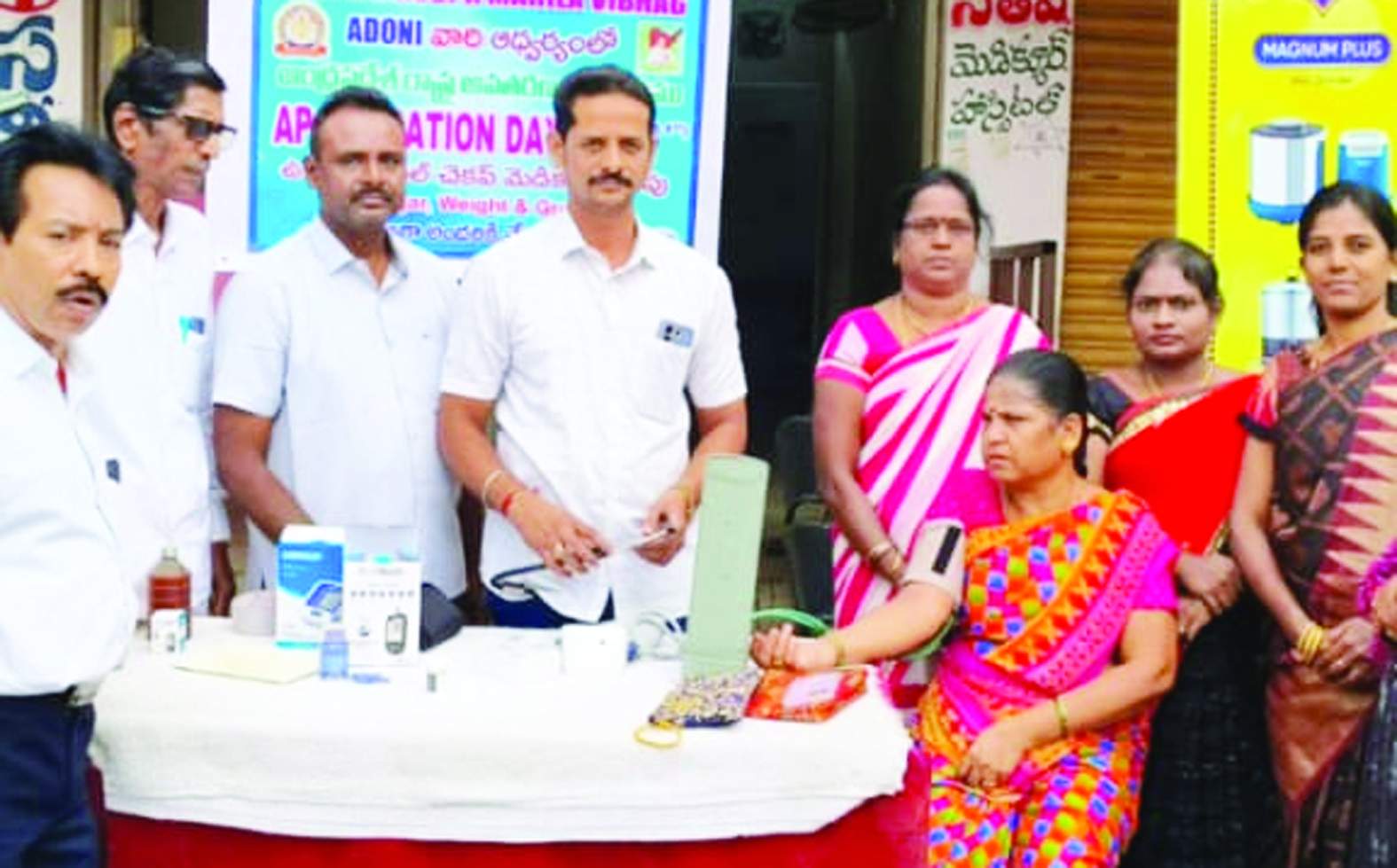 క్యాంపు నిర్వహిస్తున్న వైద్యులు