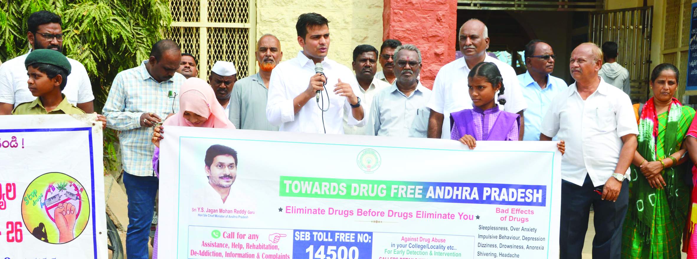 ఆదోనిలో మాట్లాడుతున్న సబ్‌ కలెక్టర్‌ అభిషేక్‌ కుమార్‌