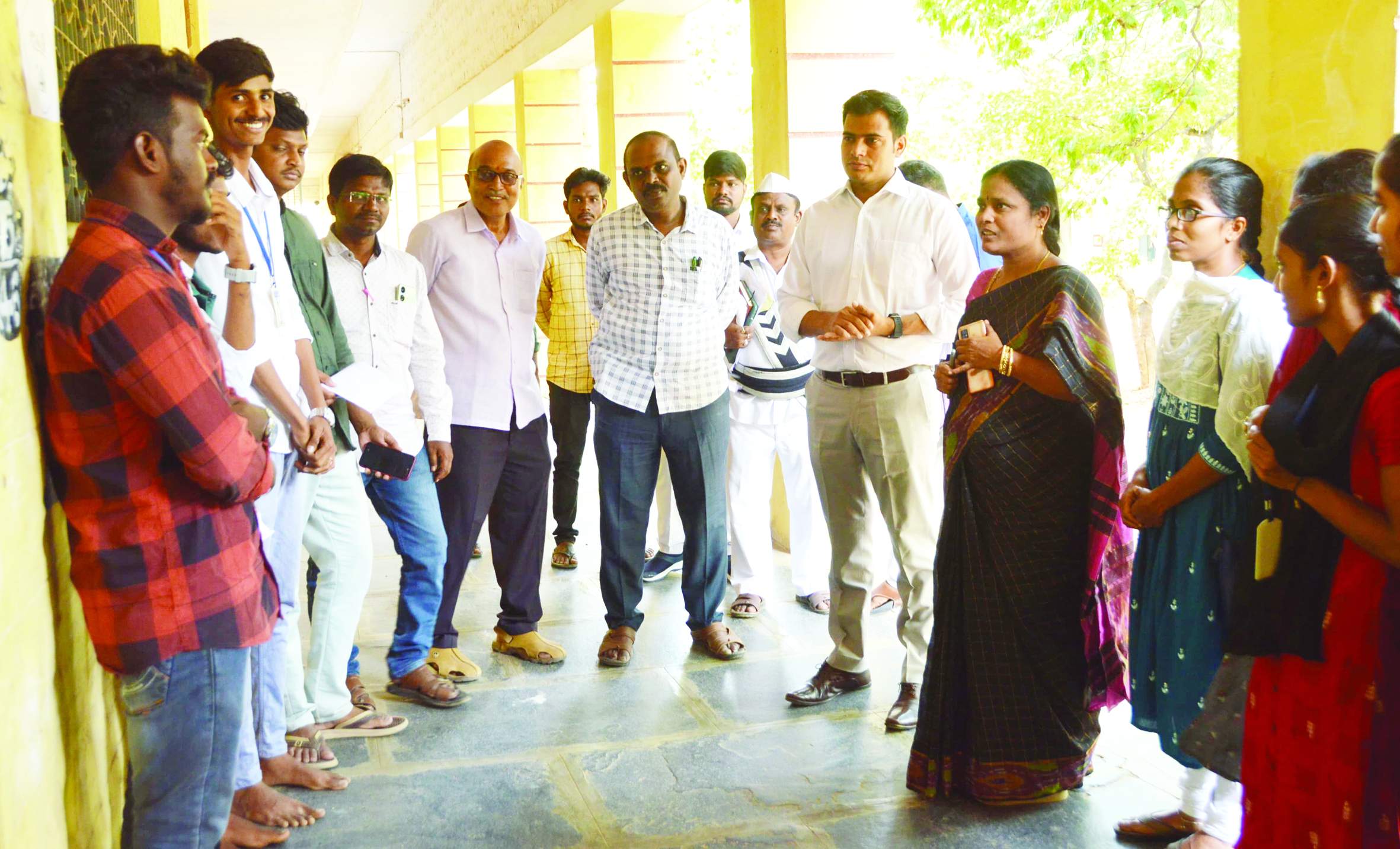 పరిశీలిస్తున్న సబ్‌ కలెక్టర్‌ అభిషేక్‌ కుమార్‌