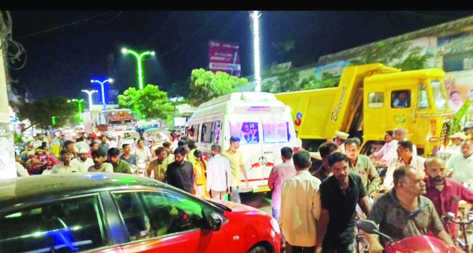 రద్దీగా ఉన్న రోడ్డు