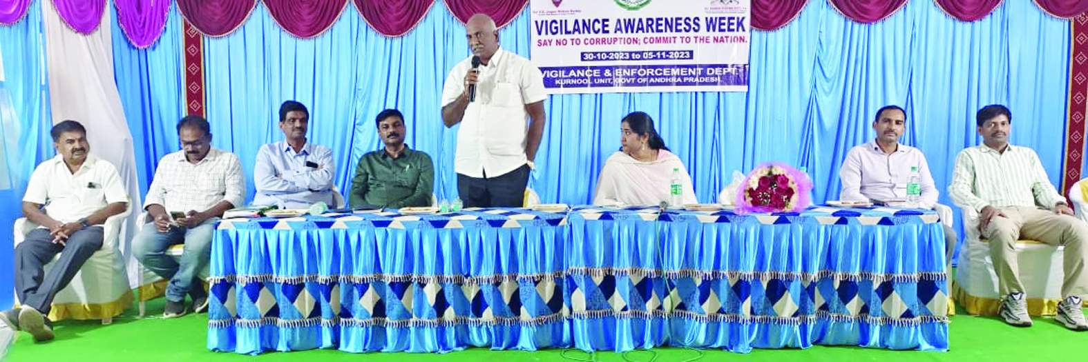 అవగాహన సదస్సులో మాట్లాడుతున్న కమిషనర్‌