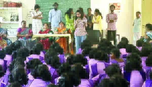 చట్టాలపై గురుకుల విద్యార్థినులకు అవగాహన