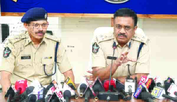 జవాన్‌పై దురుసుగా ప్రవర్తించిన నలుగురు పోలీసులు సస్పెన్షన్‌