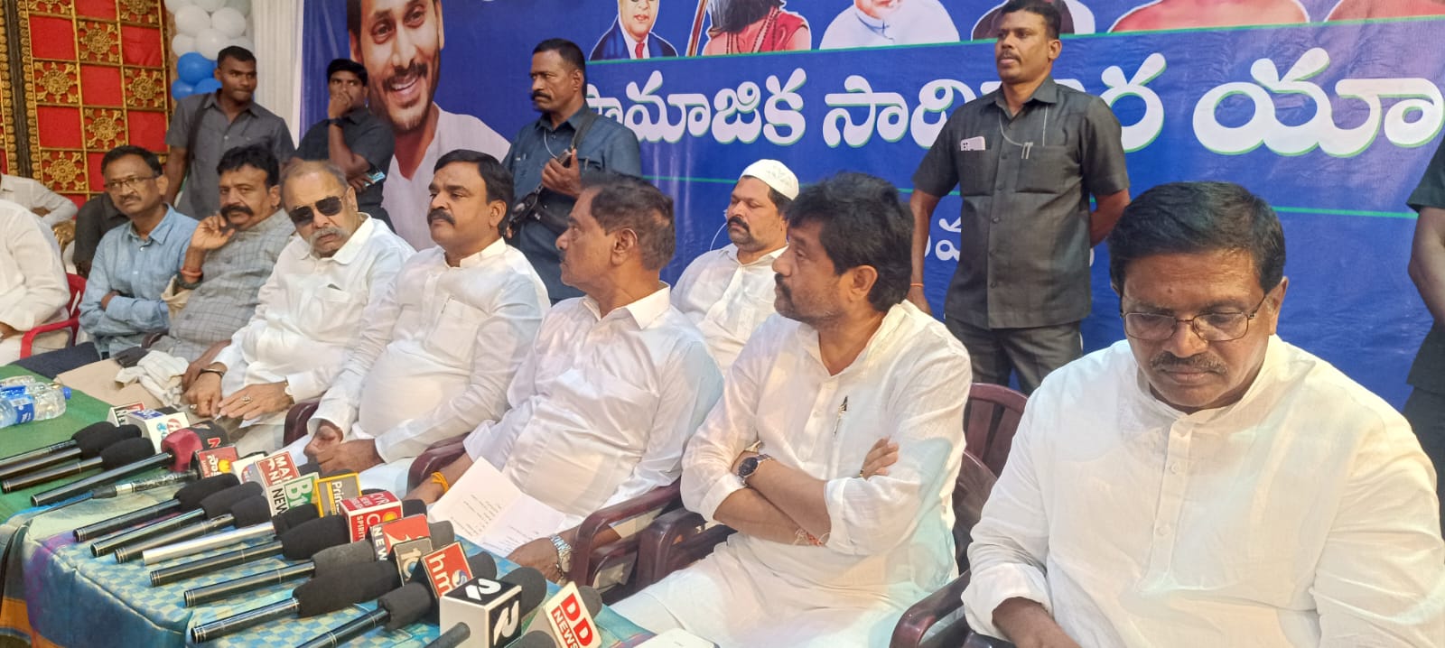 విలేకరుల సమావేశంలో మాట్లాడుతున్న ఉప ముఖ్యమంత్రులు అంజాద్‌ భాష, నారాయణస్వామి