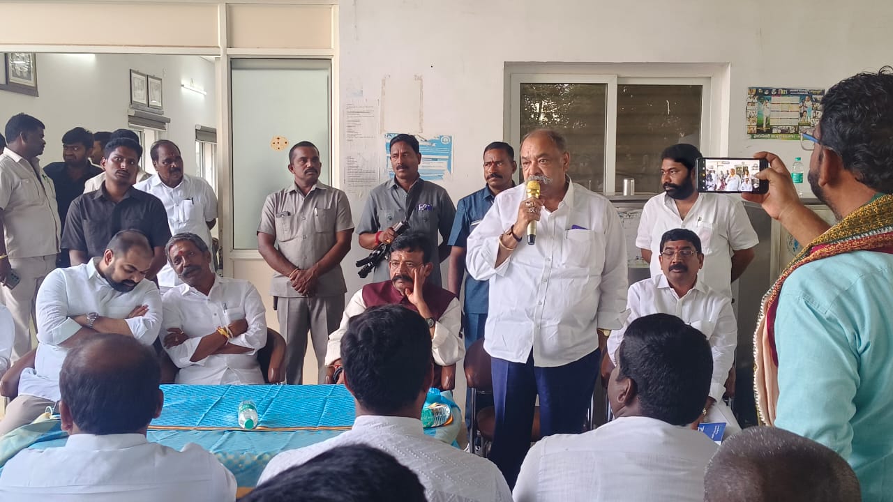  మాట్లాడుతున్న మాజీ ఎమ్మెల్సీ