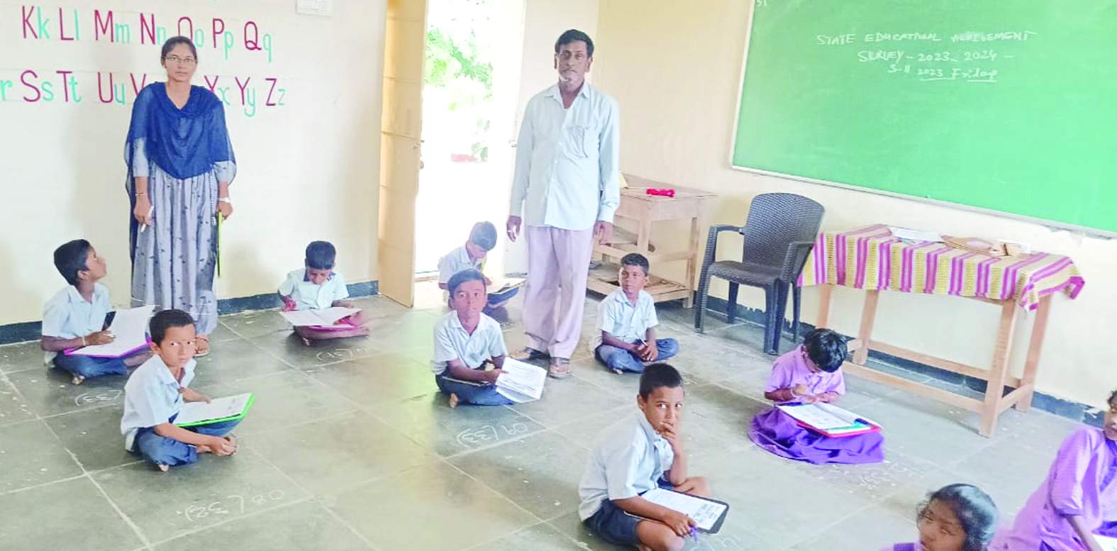 4వ వార్డు ఎంపిపి పాఠశాలలో పరీక్షలు రాస్తున్న విద్యార్థులు