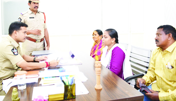 సత్వరమే వినతులను పరిష్కరించాలి