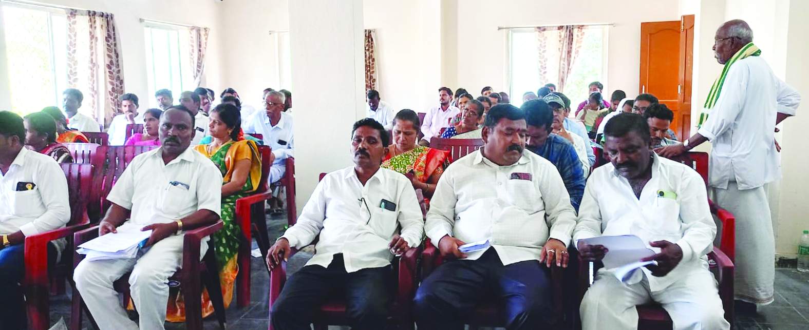 ప్రజా ప్రతినిధుల స్థానంలో హాజరైన కుటుంబ సభ్యులు