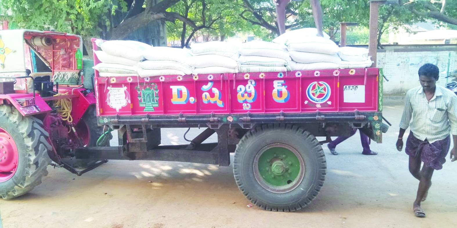 విత్తనాలను అమ్ముతున్న రైతులు