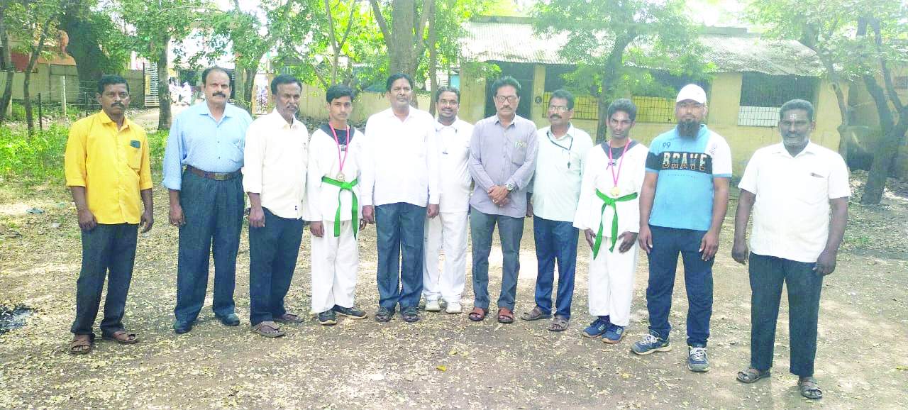 రాష్ట్రస్థాయి పోటీలకు ఎంపికైన విద్యార్థులను అభినందిస్తున్న దృశ్యం