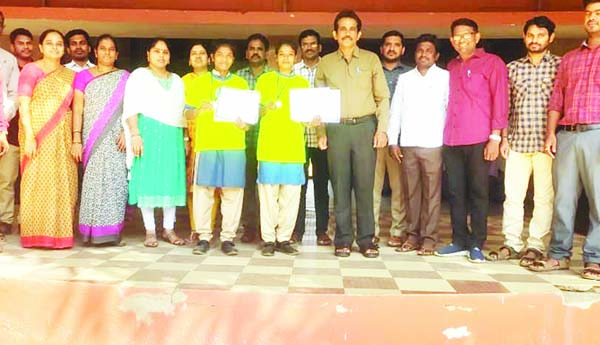 ఆదర్శ విద్యార్థులకు పసిడి పతకాలు