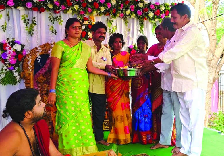 మంగళసూత్రం బహూకరణ