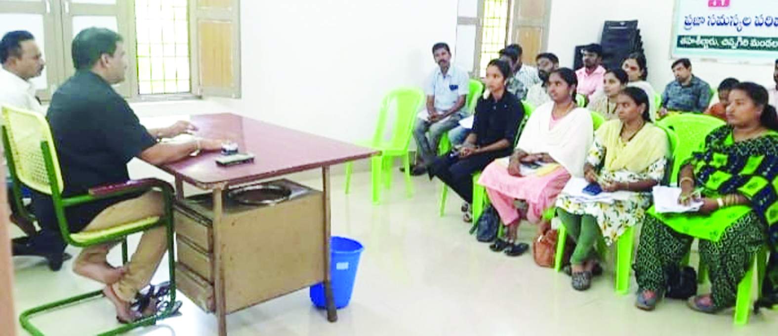 సమావేశంలో మాట్లాడుతున్న తహశీల్దార్‌ లక్ష్మీనారాయణ