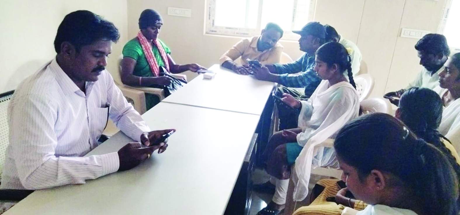 వాలంటీర్లతో మాట్లాడుతున్న పంచాయతీ కార్యదర్శి బాలన్న