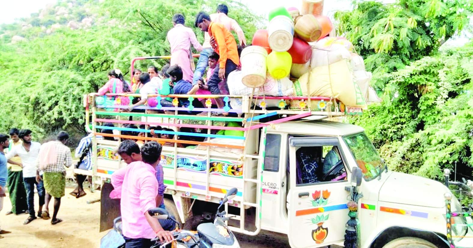 పట్టణాలకు వలస వెళ్తున్న గ్రామస్తులు