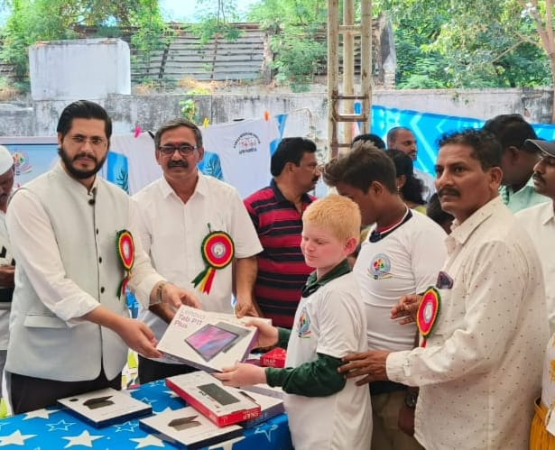 ట్యాబులు అందజేస్తున్న జిల్లా కలెక్టర్‌, డీఈవో
