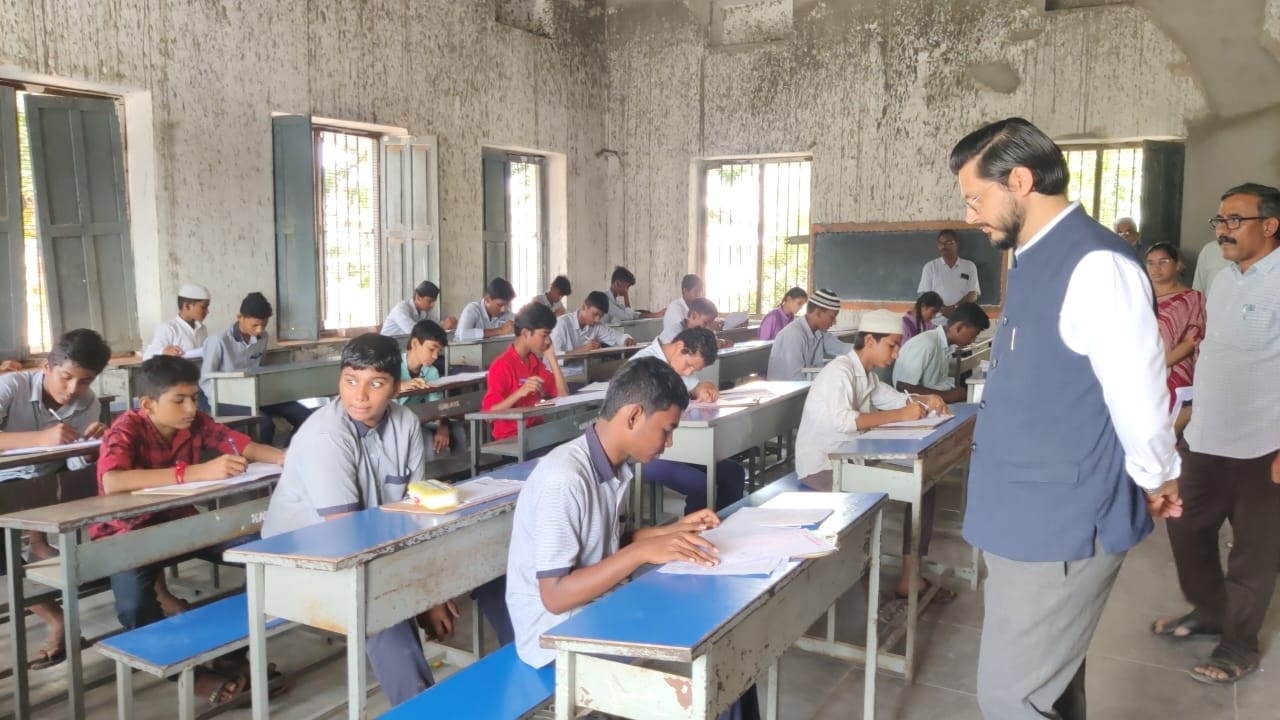 పరీక్షలను తనిఖీ చేస్తున్న జిల్లా కలెక్టర్‌ మనజీర్‌ జిలానీ సామూన్‌