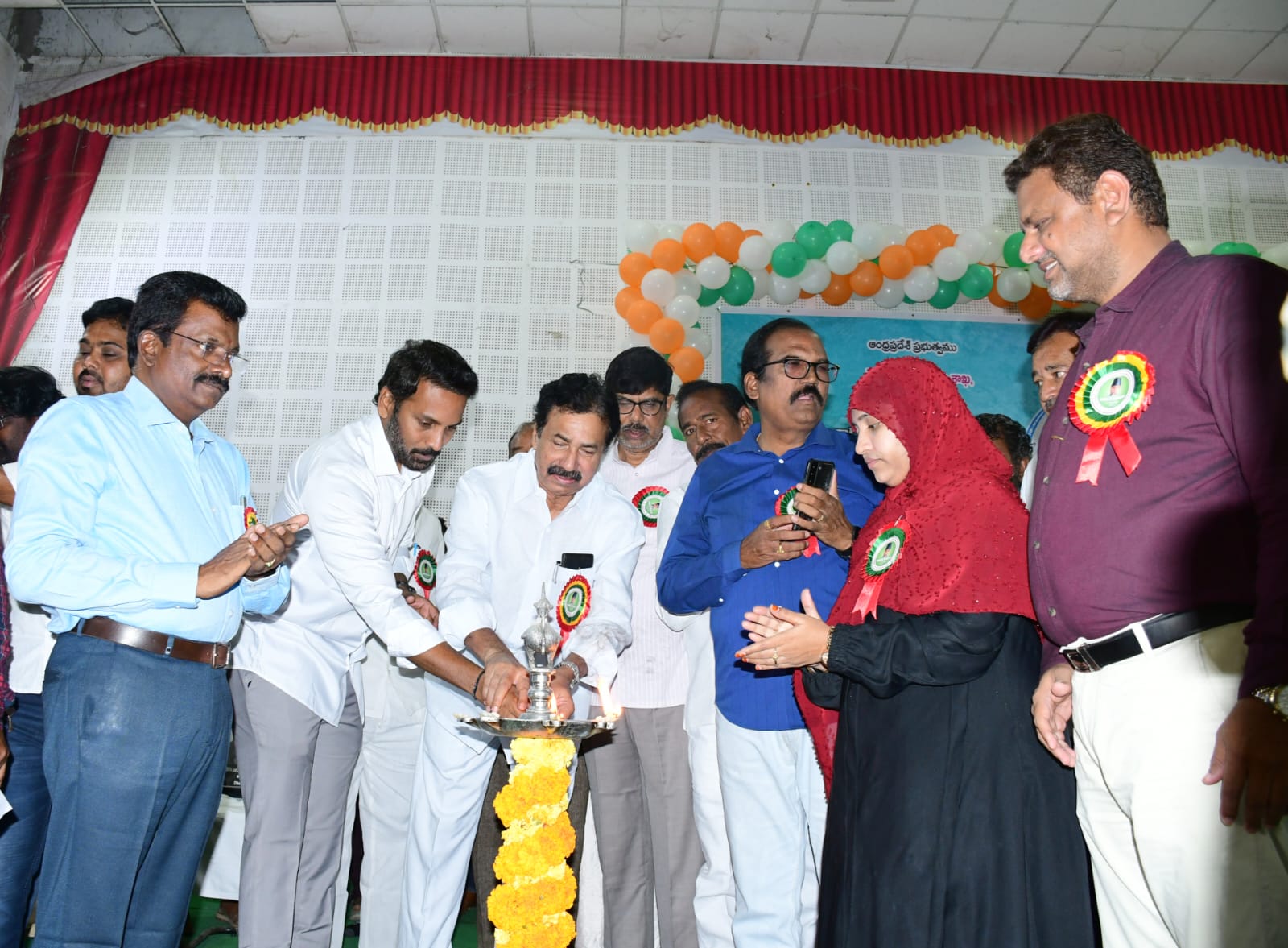 జ్యోతి ప్రజ్వలన చేస్తున్న ఎమ్మెల్యే, డిఆర్‌ఒ, చైర్మన్‌ తదితరులు