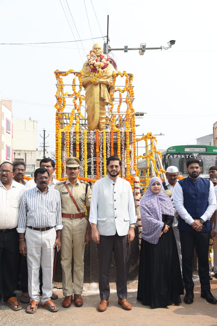 పొట్టి శ్రీరాములు విగ్రహానికి నివాళులర్పించిన జిల్లా కలెక్టర్‌, జెసి, మున్సిపల్‌ చైర్మన్‌, డిఆర్‌ఒ తదితరులు