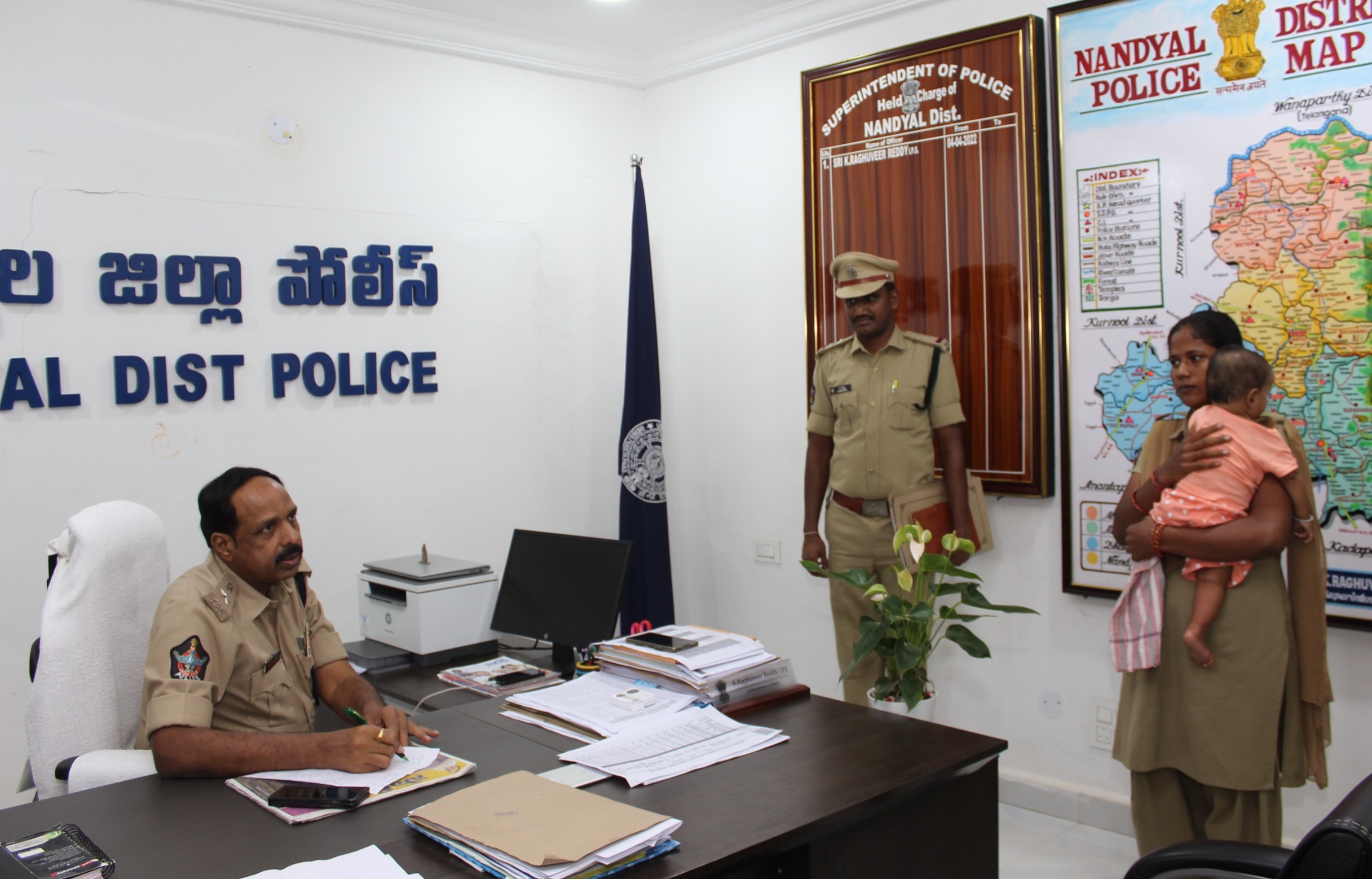 పోలీసు సిబ్బంది గ్రీవెన్సీ వింటున్న జిల్లా ఎస్పీ