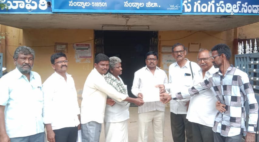 తెలుగు గంగ ఆఫీసు సూపరింటెండెంట్ కు వినతిపత్రం ఇస్తున్న రైతు సంఘం నేతలు