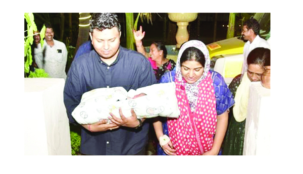 ప్రభుత్వ ఆస్పత్రిలో కలెక్టర్‌ భార్యకు ప్రసవం