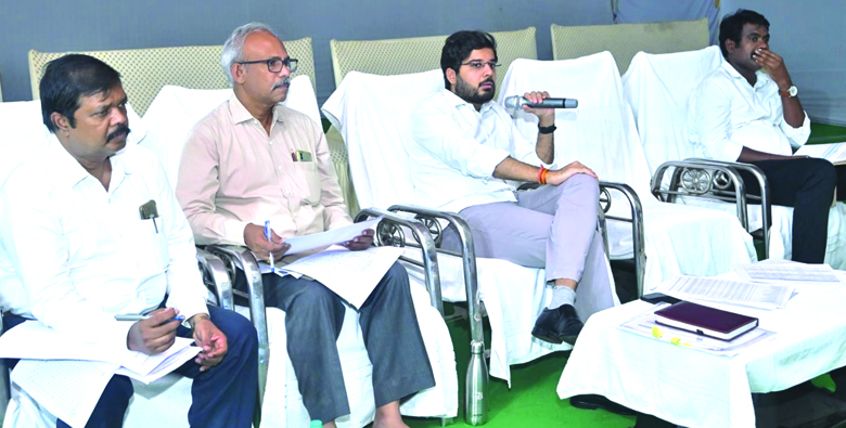 నగర పాలక సంస్థ పరిధిలోని ఆస్తిపన్ను, కుళాయిపన్ను, డ్రెయినేజీ పన్ను కమర్షియల్‌ భవనాల బకాయిలు పన్ను, యూజర్‌ ఛార్జీల వసూళ్లకై సచివాలయాలకు నిర్దేశించిన లక్ష్యాలను వేగవంతంగా పూర్తి చేయాలని కమిషనర్‌ వికాస్‌ మర్మత్‌ సచివాలయాల అడ్మిన్‌, శానిటేషన్‌, అమెనిటీస్‌ కార్యదర్శులను ఆదేశించారు. నెల్లూరు నగర పాలక సంస్థ పరిధిలోని సచివాలయ కార్యదర్శులు, ఇంజినీరింగ్‌, రెవెన్యూ విభాగం, ఆరోగ్య శాఖ, అధికారులతో స్థానిక కస్తూర్బా కళాక్షేత్రంలో మంగళవారం సమీక్ష సమావేశాన్ని నిర్వహించారు. సమీక్షా సమావేశానికి ఆలస్యంగా హాజరైన సచివాలయాల కార్