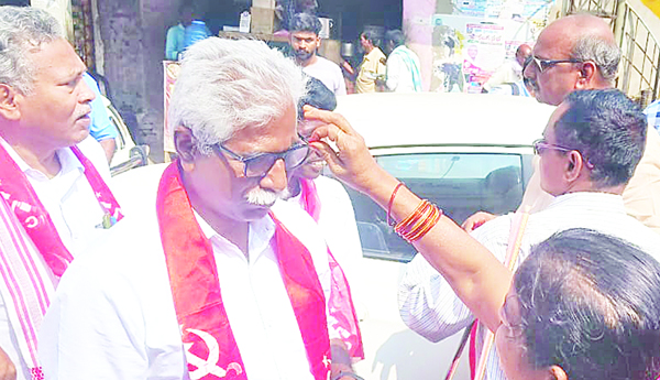 విన్నపాలు వింటూ.. భరోసా కల్పిస్తూ..