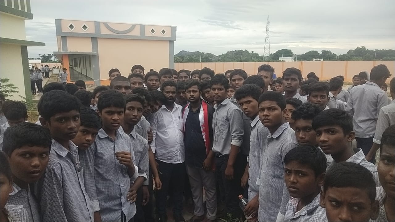 వాతలు పడేలా కొడుతున్నారు..